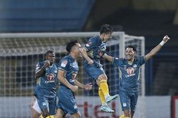 Đấu sớm vòng 6 V-League 2023: Thầy trò Kiatisak có ngăn chặn được 'Kẻ ngổ ngáo'?