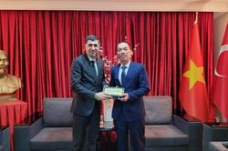 Đại sứ Đỗ Sơn Hải làm việc với Phó Tổng thư ký Phòng Công nghiệp Istanbul