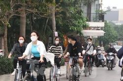Dịch vụ cho thuê xe đạp ở hồ Tây 'vào mùa', kiếm tiền triệu mỗi ngày