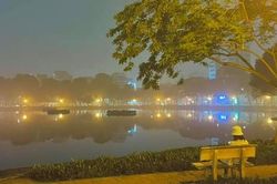 Hà Nội mờ ảo trong đêm sương