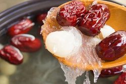 Ăn nguyên quả táo đỏ chưng tổ yến, người phụ nữ bị thủng ruột