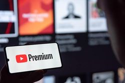 YouTube Premium xuất hiện, quảng cáo 'nhà tôi 3 đời...' sắp không còn đất sống