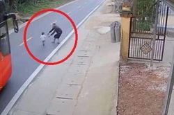 Clip: Cháu bé lao ra đường, tài xế xe khách xử lý tỉnh táo tránh đại họa