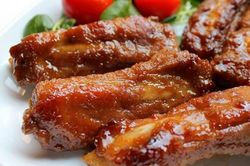 Thực đơn cơm chiều: Sườn non nướng mật ong, lạc rang tỏi ớt, canh rong biển nấu thịt