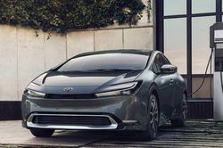 Toyota sắp ra mắt xe hybrid đi được hơn 200 km ở chế độ thuần điện