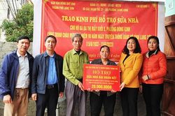 Trao kinh phí hỗ trợ sửa nhà đại đoàn kết cho hộ nghèo tại phường Đông Kinh