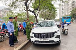Có biển cấm, ô tô vẫn ngang nhiên dừng đỗ thành hàng