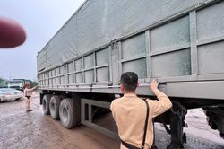 Phát hiện 2 xe 'khổng lồ' vi phạm quá tải trọng, bên trong chứa toàn cát vàng không hóa đơn
