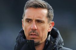 Tin bóng đá MU 12/4: Gary Neville chỉ trích nhà Glazer cực gay gắt