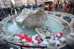 Italy lên kế hoạch phạt 5 con số đối với hành vi phá hoại di tích và nghệ thuật