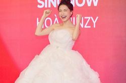 Hòa Minzy gây sốt với chiếc váy phát sáng