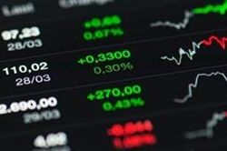 Giá xăng dầu hôm nay (12-4): Trái chiều