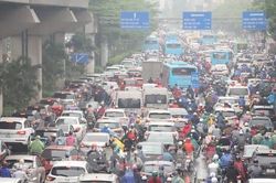 Nồm ẩm, trời mù kèm mưa khiến giao thông Hà Nội rối loạn
