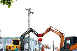 Chú rể dựng cổng đám cưới bằng máy xúc độc lạ