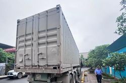 Bắt xe container 'đột biến gen' chở cát quá tải hơn 400%