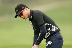 Hồng Đăng check-in sân golf: 'Phán xét người khác mình có khá lên không?'