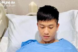 Phan Văn Đức - cựu tiền vệ Sông Lam Nghệ An vừa trải qua ca mổ thành công ở Singapore