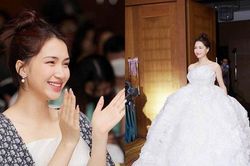 Hòa Minzy diện váy phát sáng, hàng trăm fan vây kín