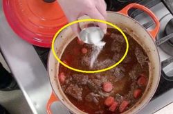 Thả muối vào trước hay sau khi nấu là tốt nhất? 90% bà nội trợ mắc sai lầm