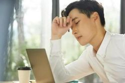Chồng tôi muốn bỏ việc sau khi dự đám tang của đồng nghiệp