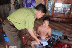 Thăm hỏi, hỗ trợ nạn nhân bị voi rừng tấn công gãy chân