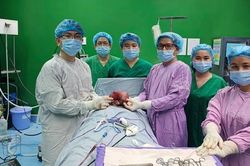 Khối u 1,5kg 'cố thủ' hơn 10 năm trong cổ nữ bệnh nhân