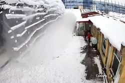 Băng ầm ầm rơi xuống từ mái nhà, hai người thoát chết trong gang tấc