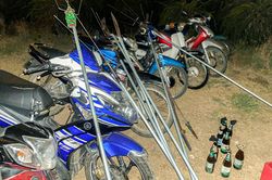 Nhóm thanh niên mang dao phóng, bom xăng đi hỗn chiến