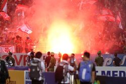 Chủ tịch CLB Hải Phòng ký công văn xin vé, hứa không đốt pháo sáng: Khôn như V-League!