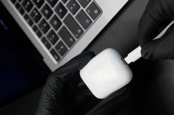 Nếu đang ghép đôi AirPods và điện thoại Android, bạn hãy đến Apple Store để làm ngay việc này