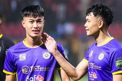 Văn Trường mặc số áo cũ của Quang Hải, được Thành Chung dành cử chỉ tình cảm khi lần đầu đá V.League