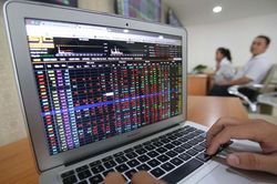 Áp lực bán gia tăng, VN-Index mất tiếp hơn 5 điểm