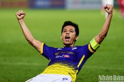 Văn Quyết đưa Hà Nội trở lại đầu bảng V-League