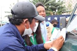 TPHCM dán tem nhận diện xe thu gom rác, ngăn tình trạng 'đổ chui'