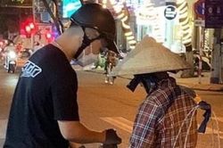 Nhóm bạn trẻ ở Đà Nẵng rong ruổi trên đường để tặng quà thiện nguyện