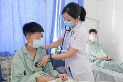 Bốn học sinh nhập viện cấp cứu một giờ sau khi hút thuốc lá điện tử