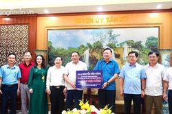 Bộ trưởng Bộ Văn hóa - Thể thao và Du lịch trao học bổng cho học sinh nghèo vượt khó huyện Tân Kỳ