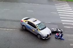 Rẽ sang đường bất cẩn, taxi đâm vào người đi xe máy giữa ngã ba