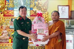 Quân khu 9 chúc Tết cổ truyền Chôl Chnăm Thmây đồng bào Khmer tại Sóc Trăng