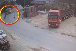 Clip: Phóng xe máy ôm cua như đua xe, lao vào xe tải, 2 người nằm gục