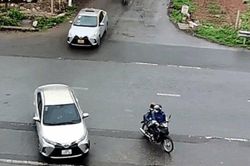 Xe máy đứng chờ sang đường, taxi chạy sau húc tung lên