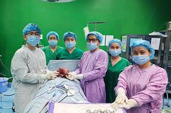 Bóc khối u tuyến giáp nặng 1,5kg cho cụ bà phải thường xuyên ngủ ngồi