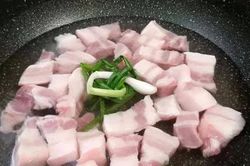 Chỉ chần thịt thôi thì không sạch, ghi nhớ ngay 3 mẹo đơn giản này, chất bẩn trôi ra hết