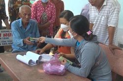Cấp tiền hỗ trợ Tết Chol Chnam Thmay cho 3.585 hộ Khmer huyện Tri Tôn