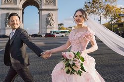 Váy cưới của NTK Hoàng Hải nổi bật trên đường phố Paris