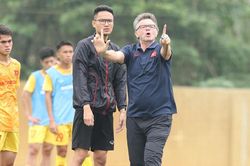 HLV Troussier tính chuyện SEA Games...