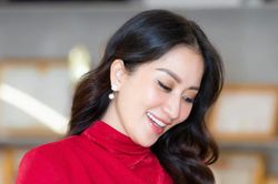 Loạt ảnh bầu xinh xỉu của Khánh Thi ở tuổi 41