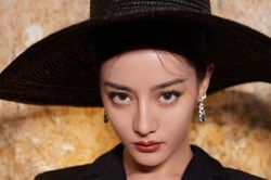 Địch Lệ Nhiệt Ba bị bạn diễn 'bơ đẹp' trong ngày khởi quay phim mới