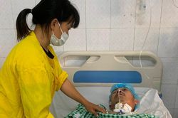 Bố chờ ghép não, 3 con nhỏ bơ vơ