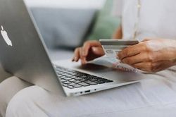 Mắc bệnh này, người phụ nữ điên cuồng mua sắm